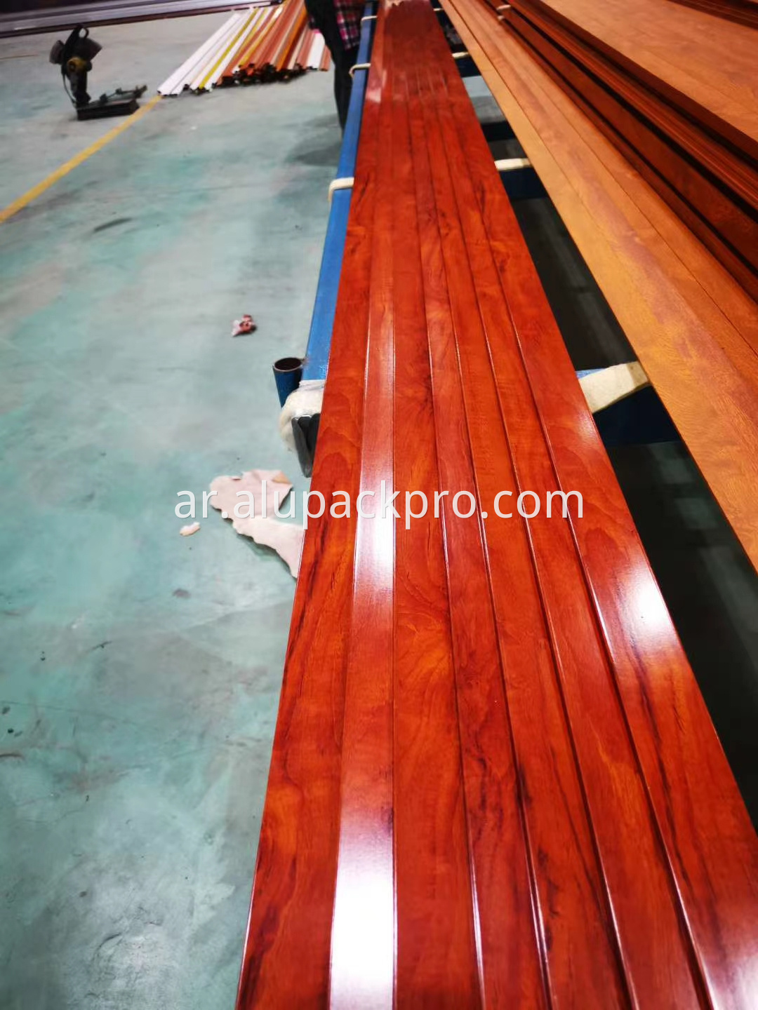 خط إنتاج التأثير الخشبي لمقاطع الألمنيوم Wood Effect Production Line For Aluminum Profiles